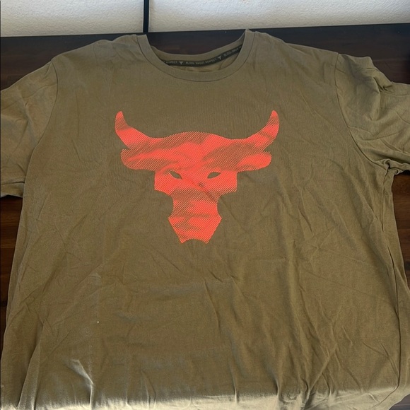 Under Armour Red and Green Short Sleeve Tee - Picture 1 of 3